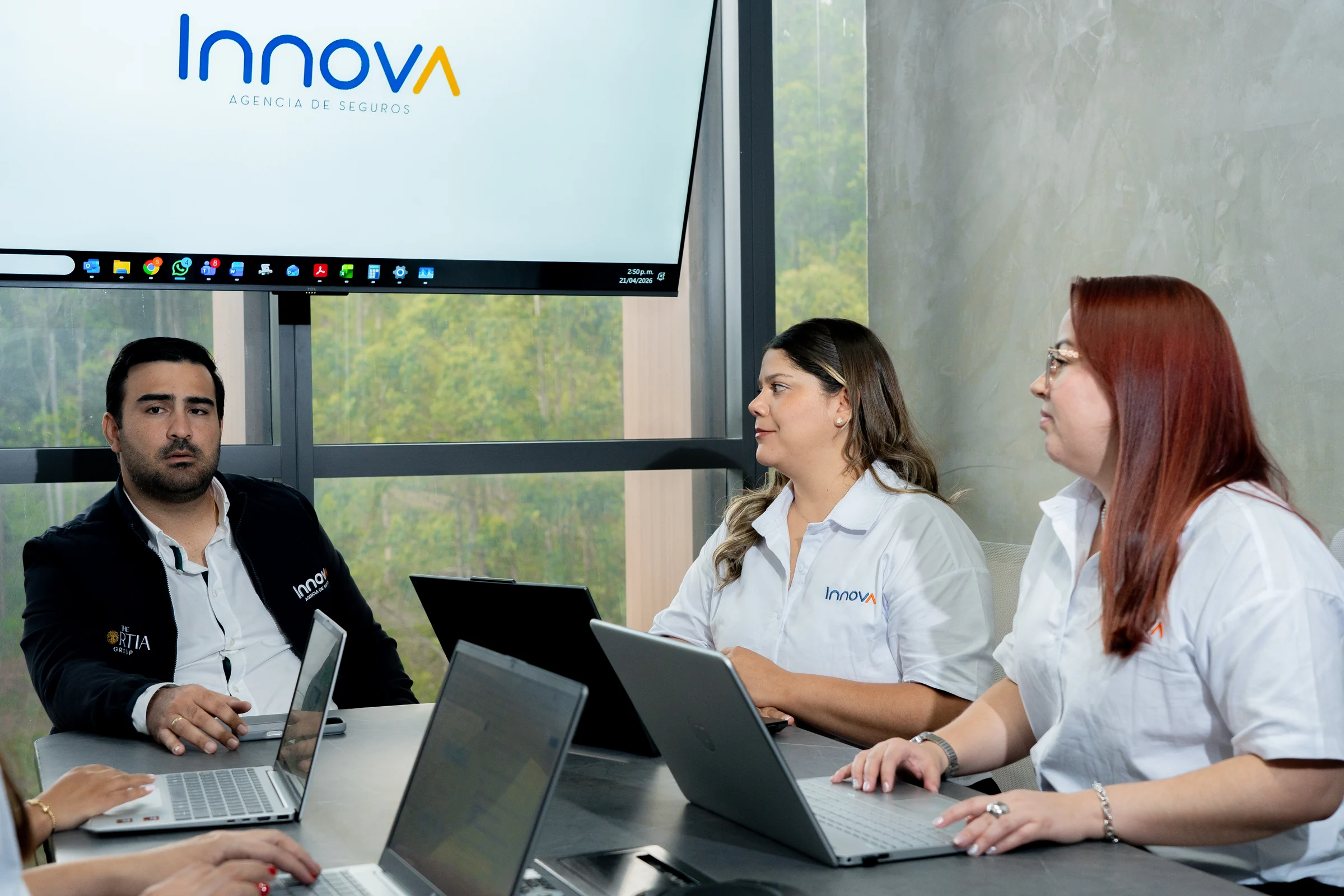 Equipo de Innova en una reunión de asesoría con la marca en pantalla