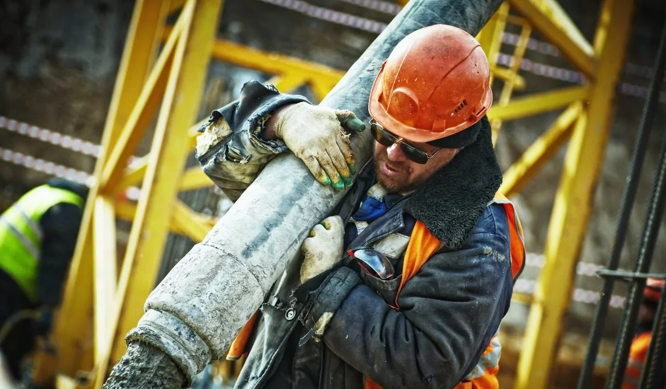 Trabajadores con elementos de protección personal en obra