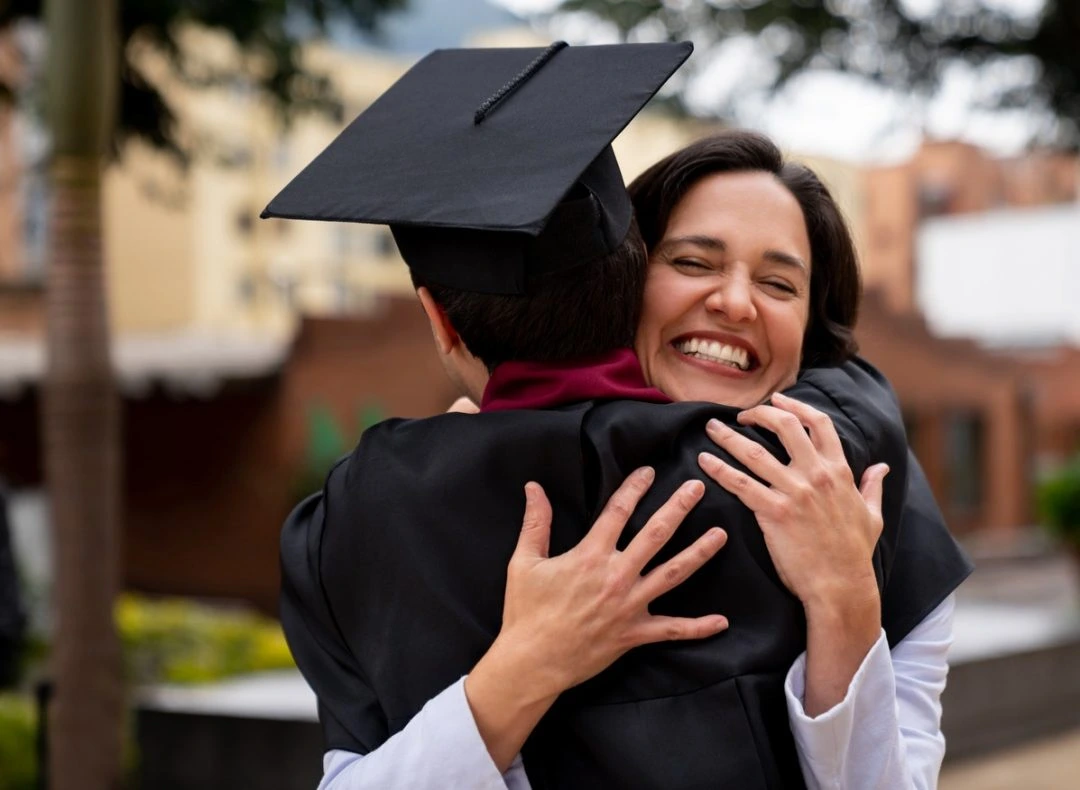 Estudiantes celebrando su grado universitario