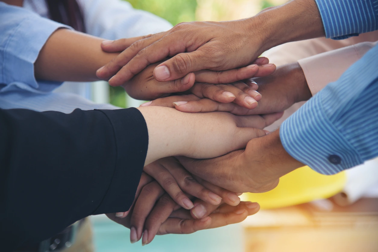 Equipo de trabajo reunido en una oficina corporativa