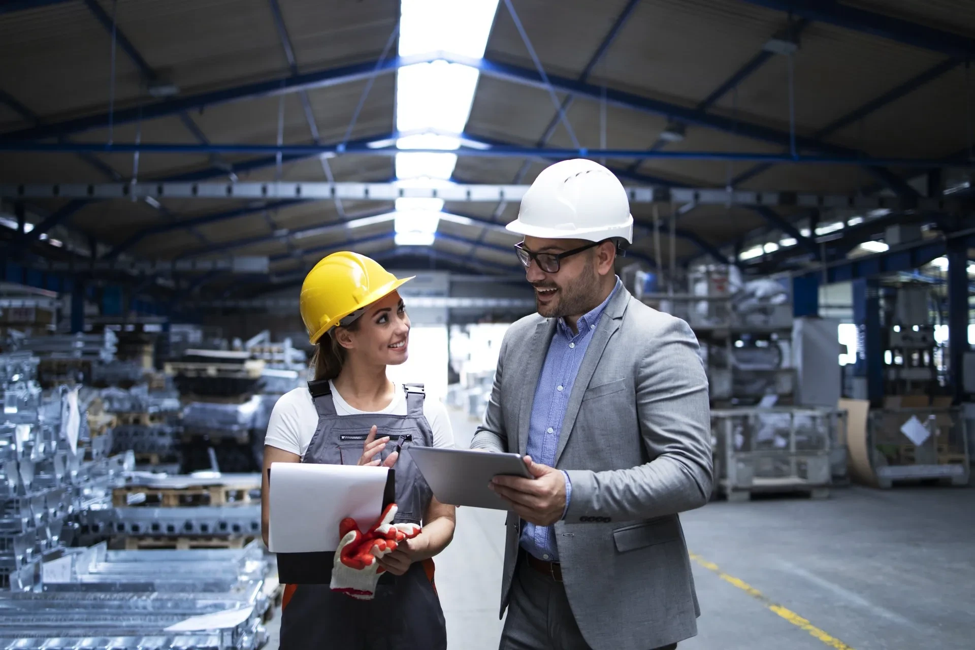Ingenieros revisando un proyecto en campo