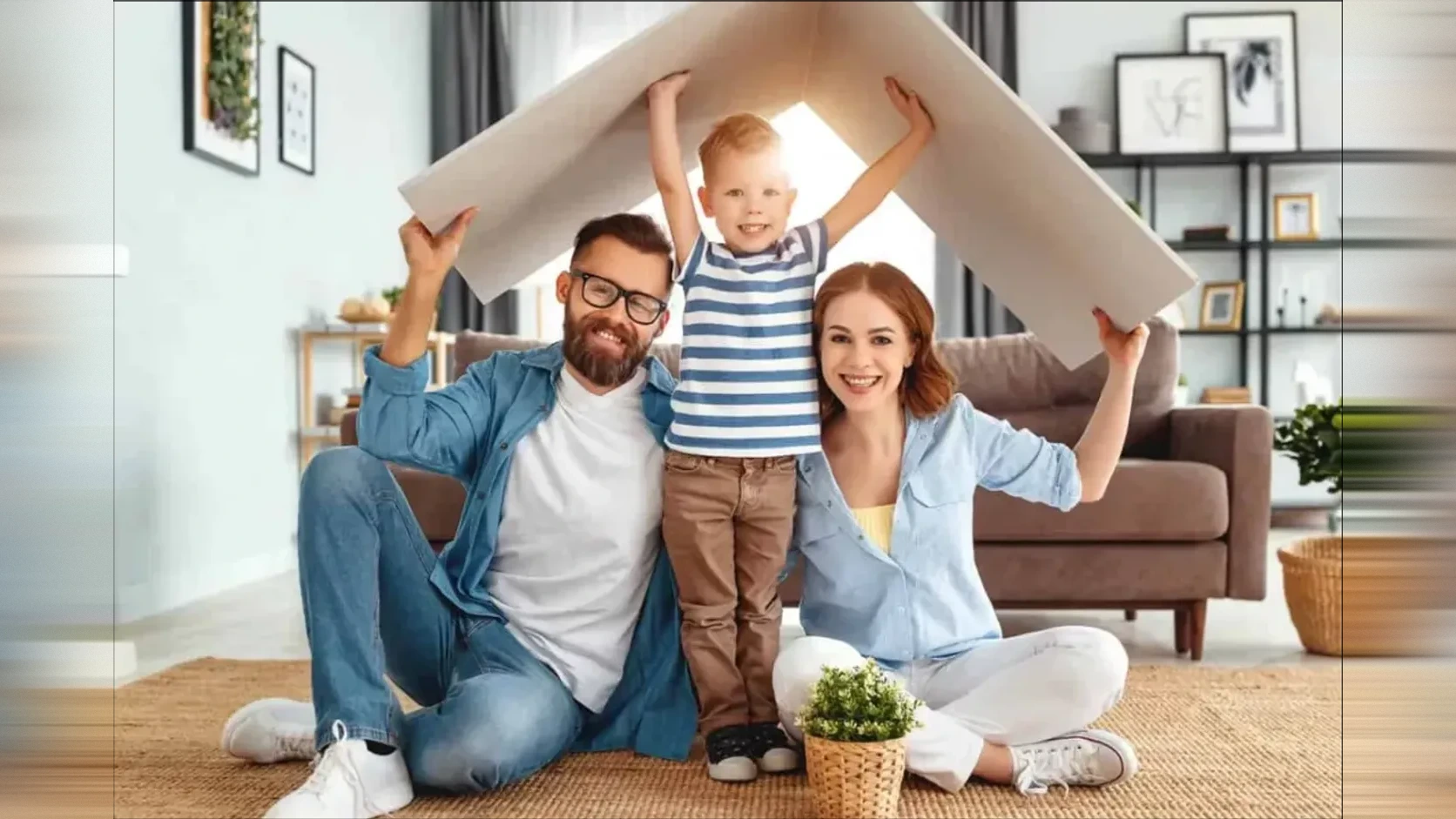 Padres e hijo sosteniendo juntos un techo de cartón dentro de su casa