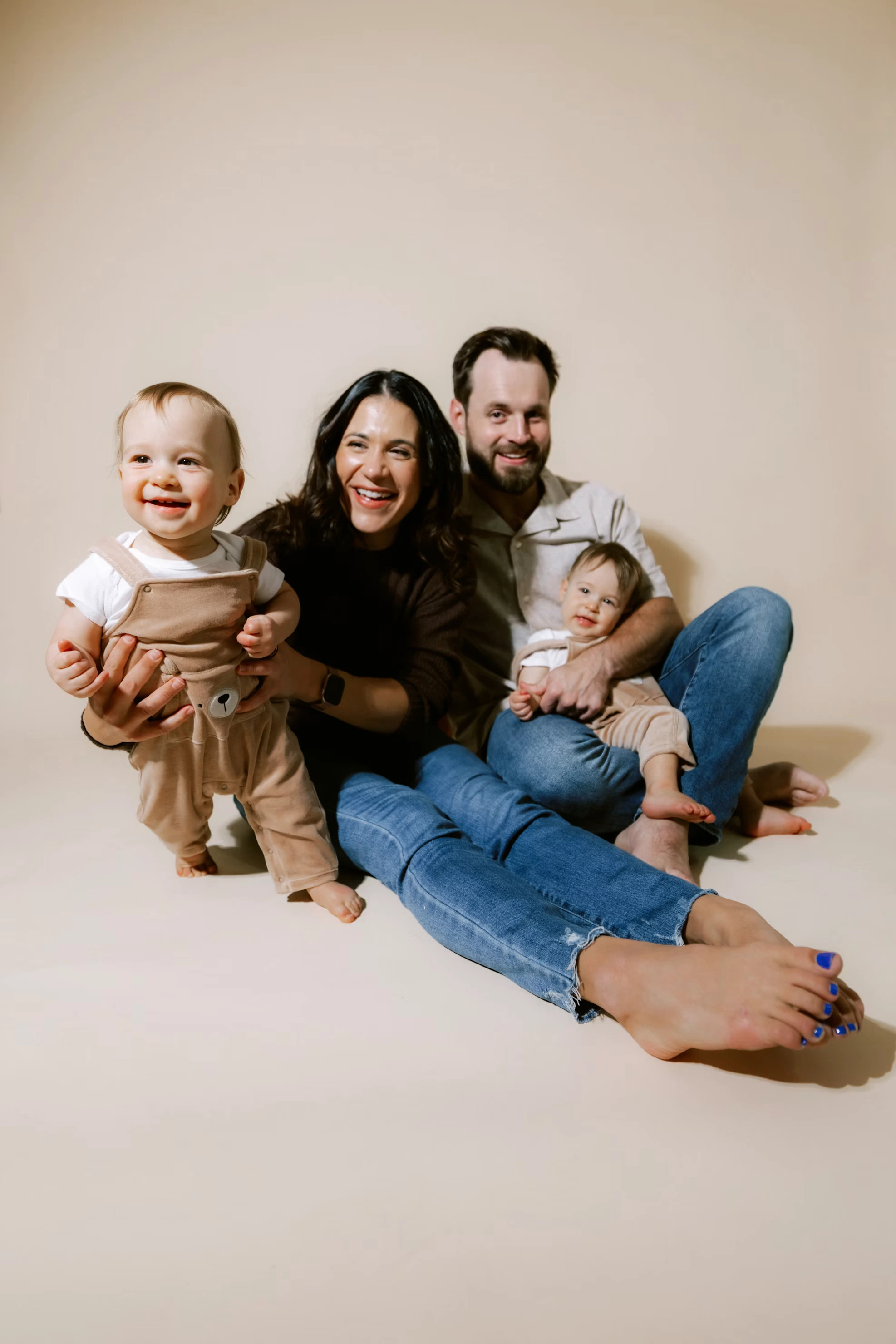 Familia sonriendo en una sesión de fotos — seguro de salud para personas y familias